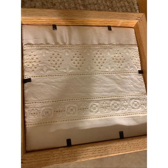 Beautiful Vintage Keepsake Box with Padded Embroidered Frame as the Cover - Picture 3 of 6